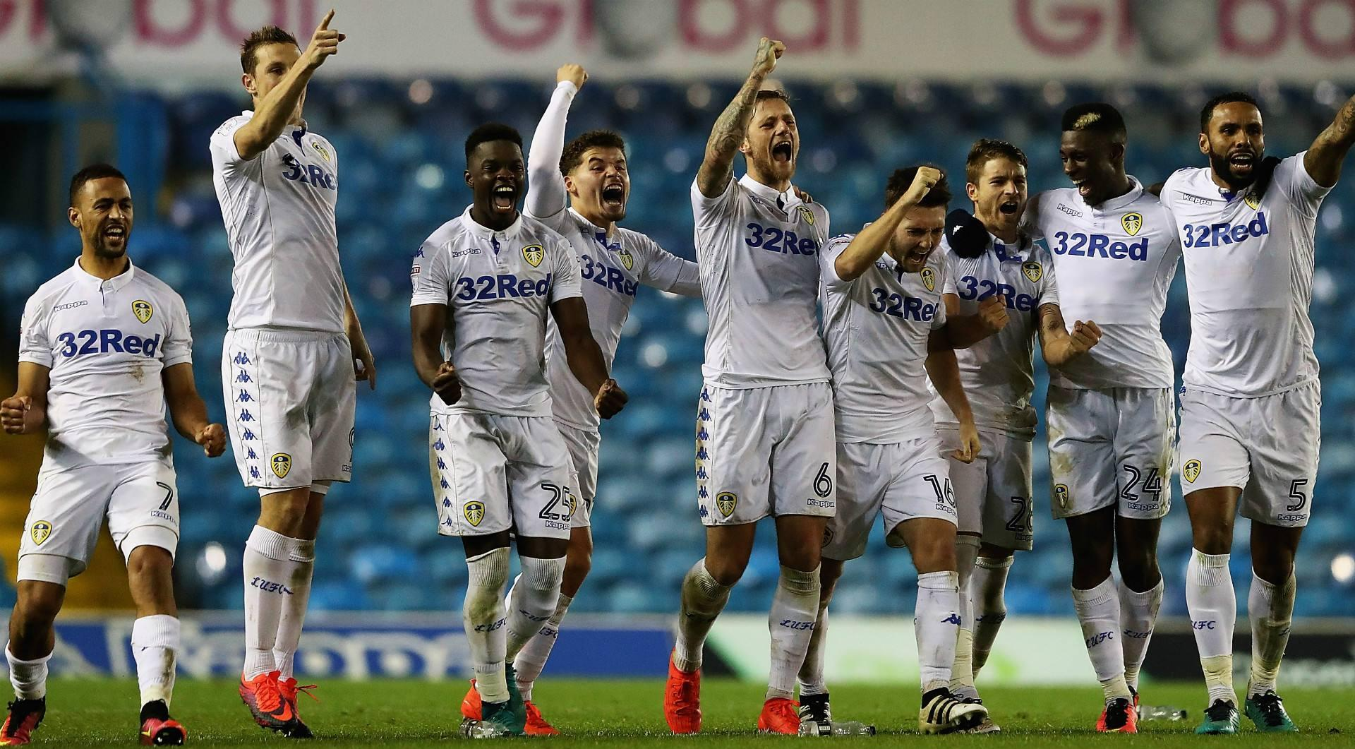 内马尔赛前牵着自己的女儿马维入场，之后还给女儿比心