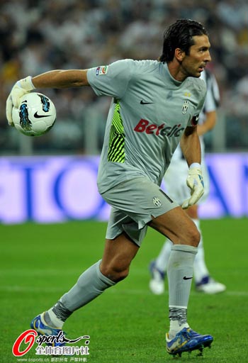 中足联官方：球员收取合同外超1万元的现金或物品，需事先申报