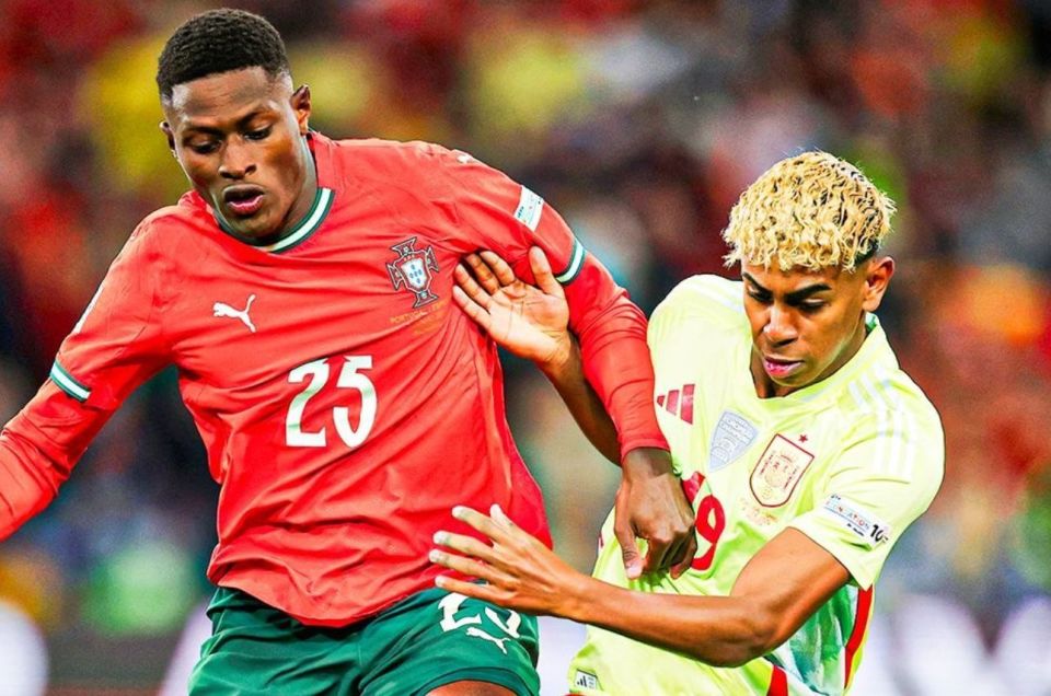 成都金牛公安：蓉城vs河南期间，两名观众做出侮辱性动作被行拘