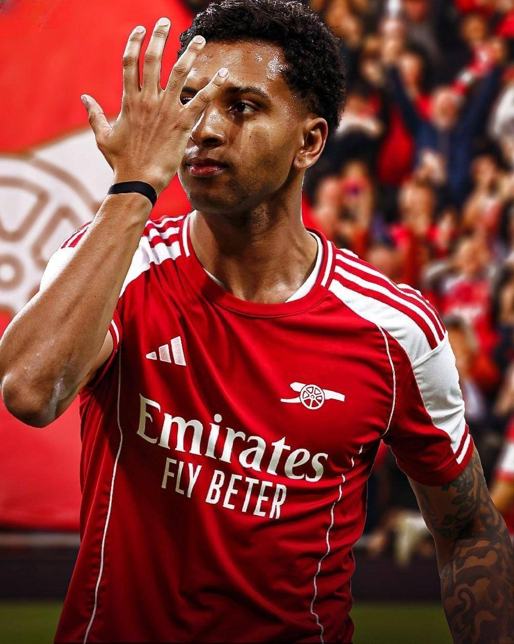 C罗挑战机器人守门员，射门频频被挡出，最后抓住漏洞进球