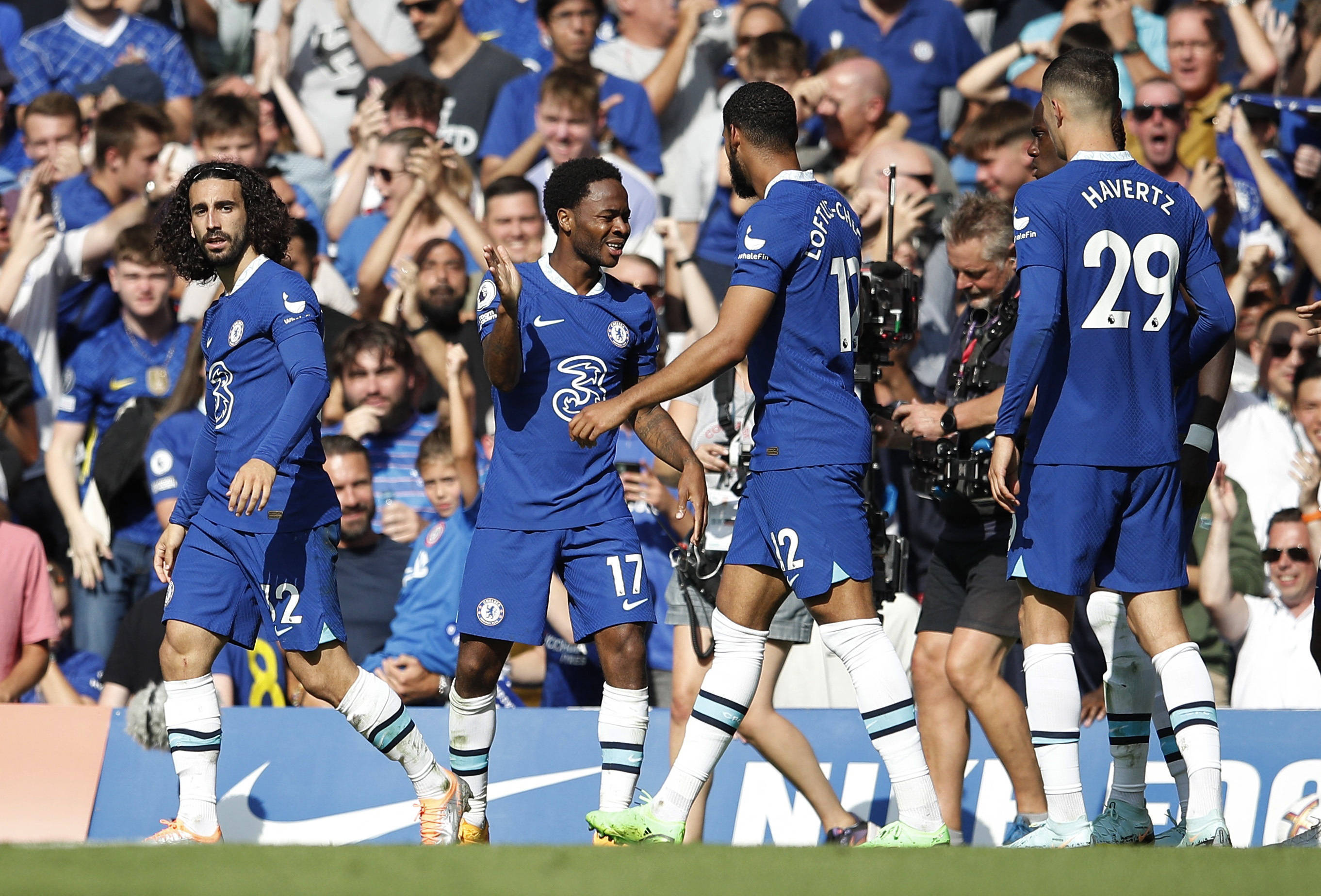 重庆球迷邀请“铁帅”李章洙吃火锅：李章洙很喜欢重庆的麻辣